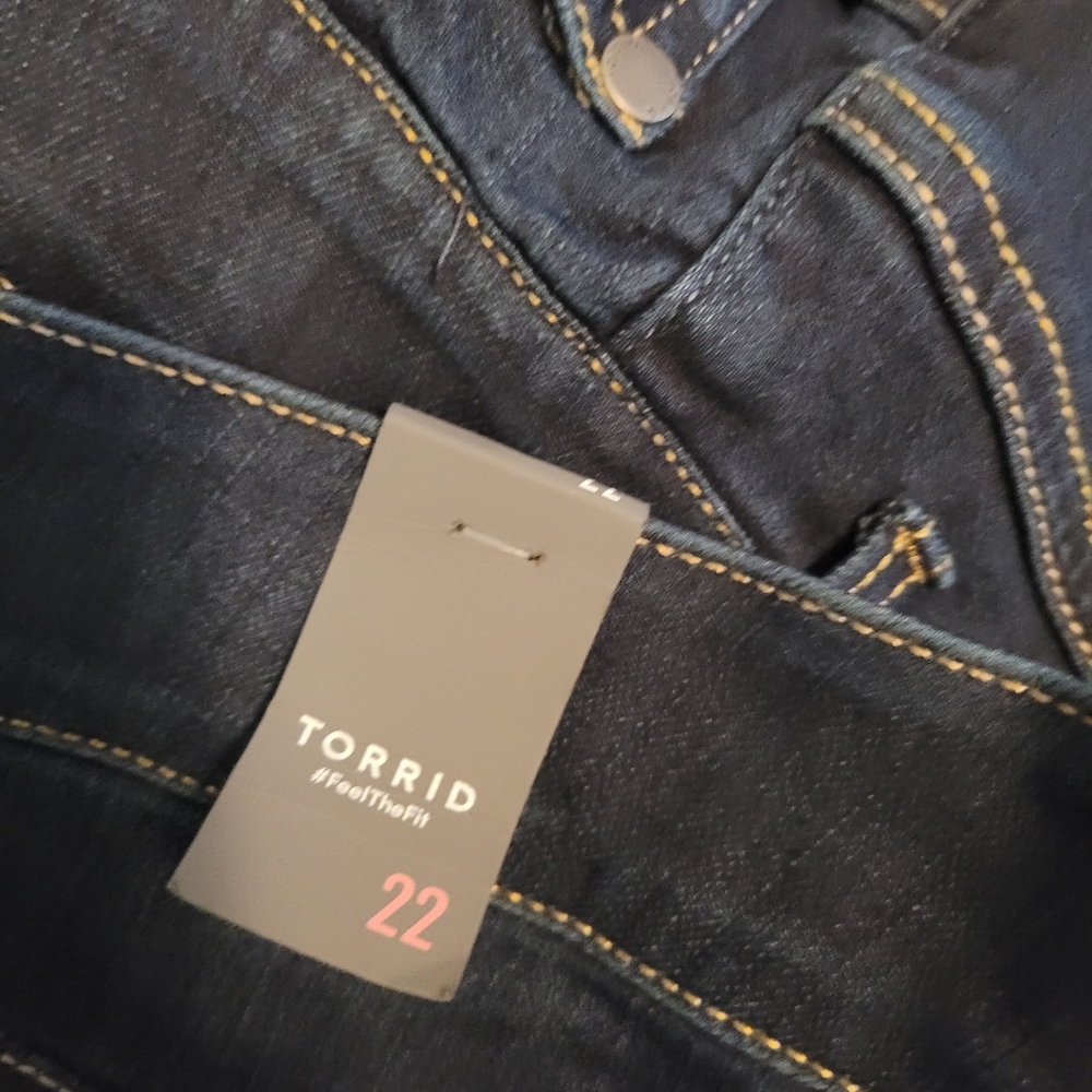 TORRID Jean Shorts Size 22 Feel The Fit Denim Blue Dark Wash Stretch Waist NWT - Picture 4 of 6
